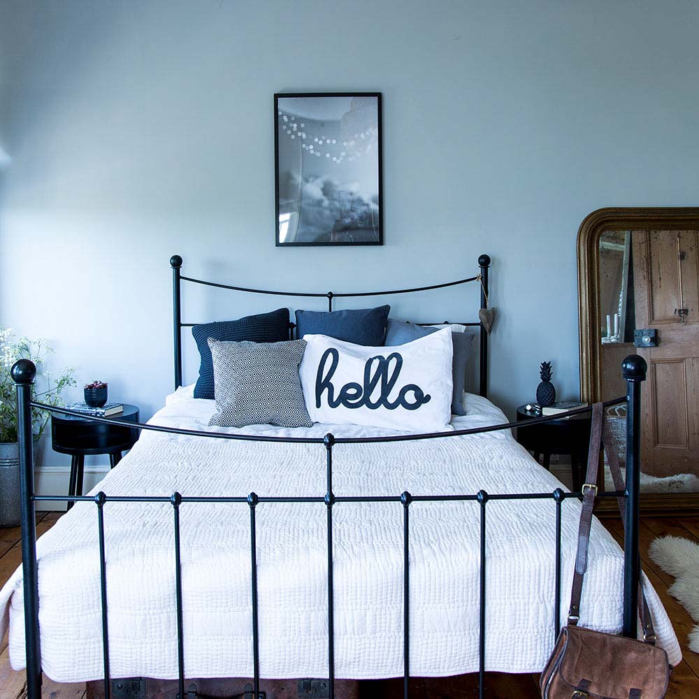 Phòng ngủ xám xanh thiết kế theo phong cách đơn giản và sử dụng chất liệu tiết kiệm