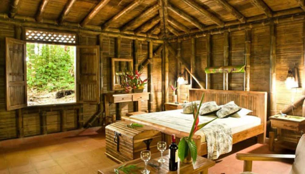 Phòng ngủ với các bức tường phủ tre nứa và trang trí hoa chuối