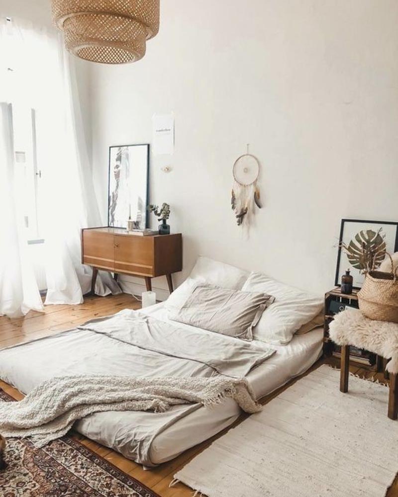 Mẫu phòng ngủ đơn giản với tông màu trắng.