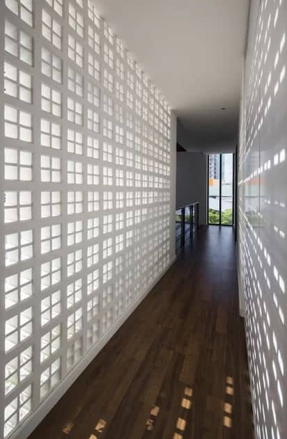 Còn trên lầu hai, những bức tường gạch bông giúp các không gian trong nhà dễ dàng liên thông với bên ngoài.
