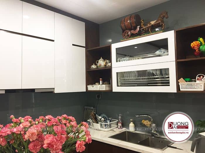 Hệ thống giá bát đĩa, cửa tủ bếp được đi hoàn thành và lắp đặt luôn cho khách.