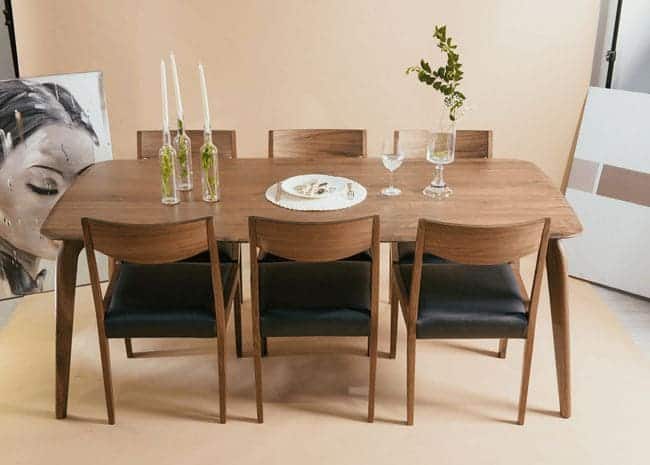 Bộ bàn ăn gỗ tự nhiên, ghế bọc nệm sang trọng.
