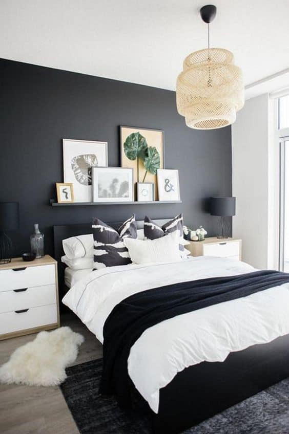 Phòng ngủ master thiết kế theo phong cách hiện đại, gam trắng chủ đạo kết hợp mảng tường màu đen làm điểm nhấn.