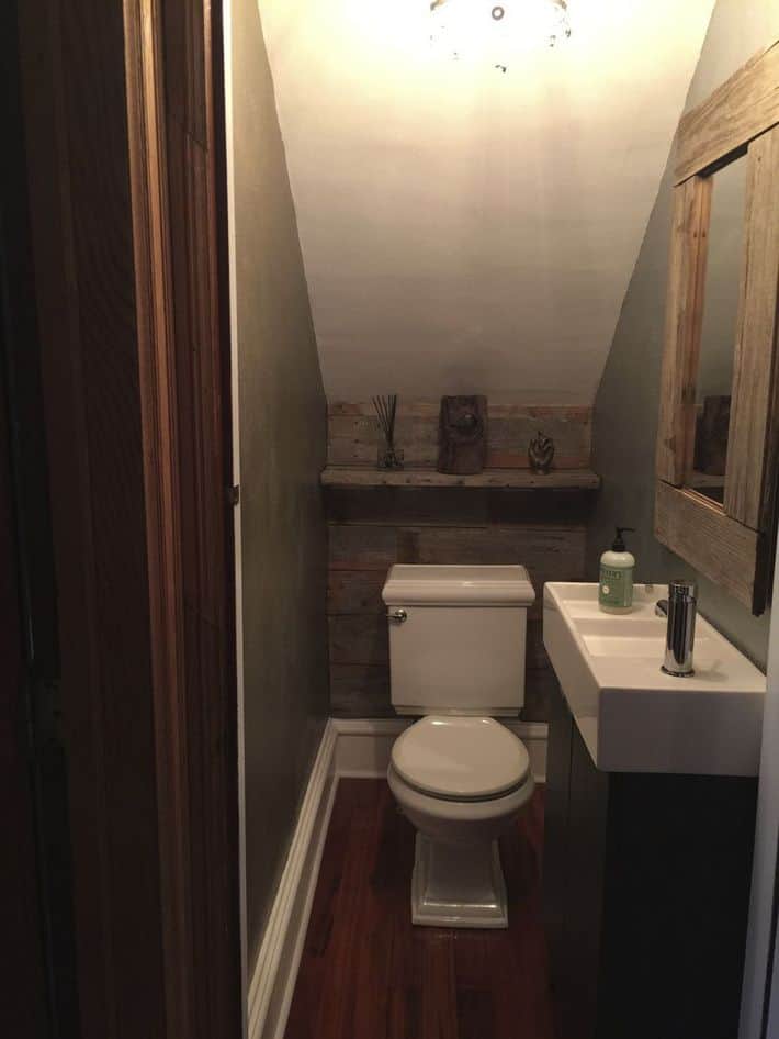 Phòng vệ sinh đầy đủ tiện nghi thiết yếu ở gầm cầu thang.