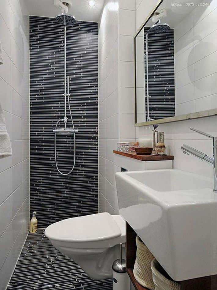 Mẫu phòng tắm hiện đại với tông màu đen - trắng nổi bật, liên thông với phòng ngủ tại tầng 1.
