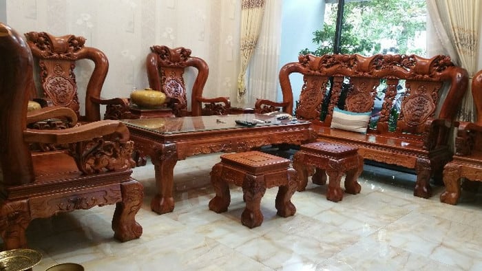 Bộ bàn ghế gỗ hương với vẻ đẹp tân cổ điển