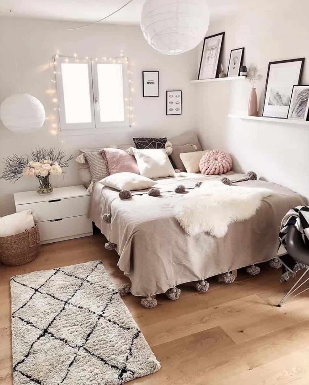 Thiết kế phòng của bé gái với gam màu trắng và hồng nhạt