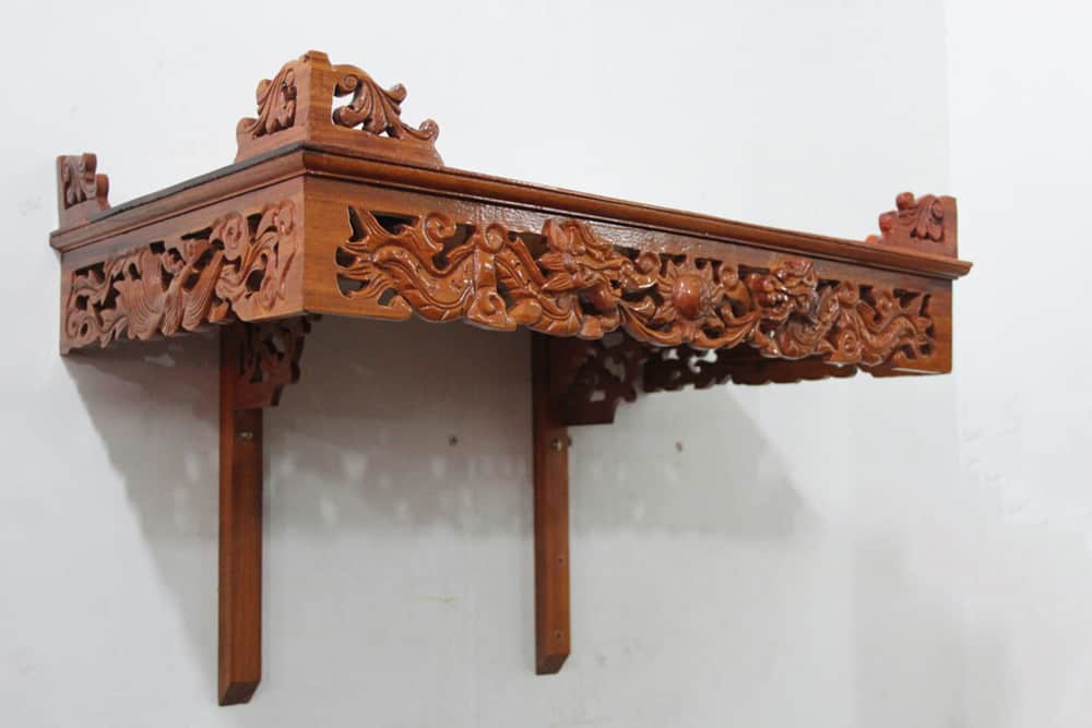 Thiết kế bàn thờ treo tường với hoa văn rồng bay phượng múa