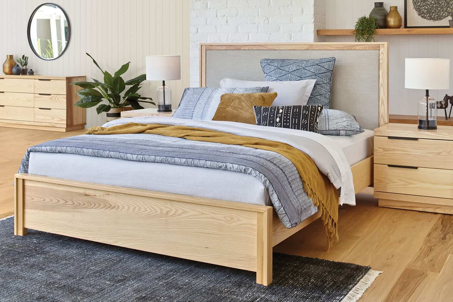 Giường ngủ gỗ tự nhiên đầy sang trọng và hài hòa với thiên nhiên