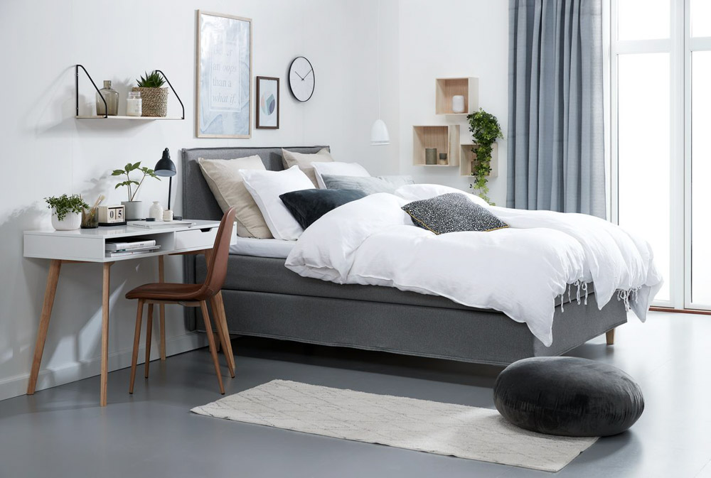 Căn phòng đơn giản với điểm nhấn là chiếc giường và rèm cửa màu xám