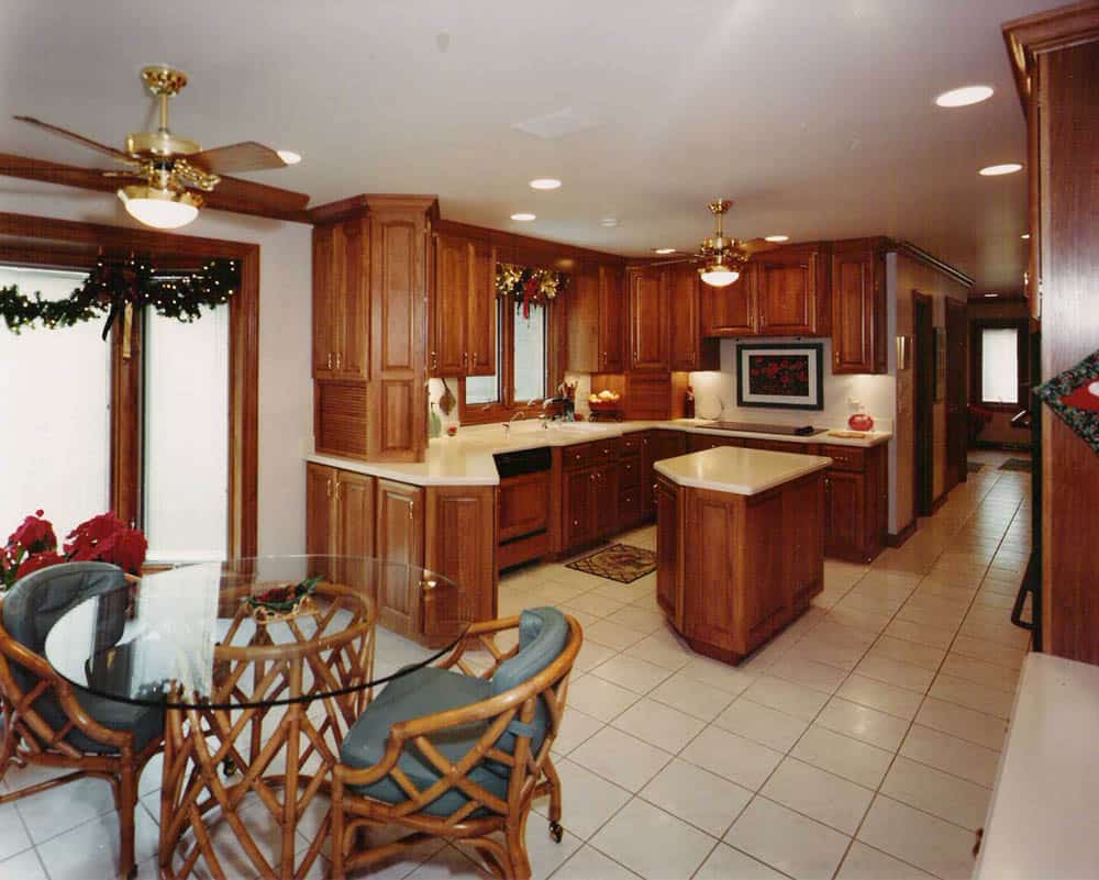 Tủ bếp và đảo bếp đẹp làm từ gỗ gõ đỏ