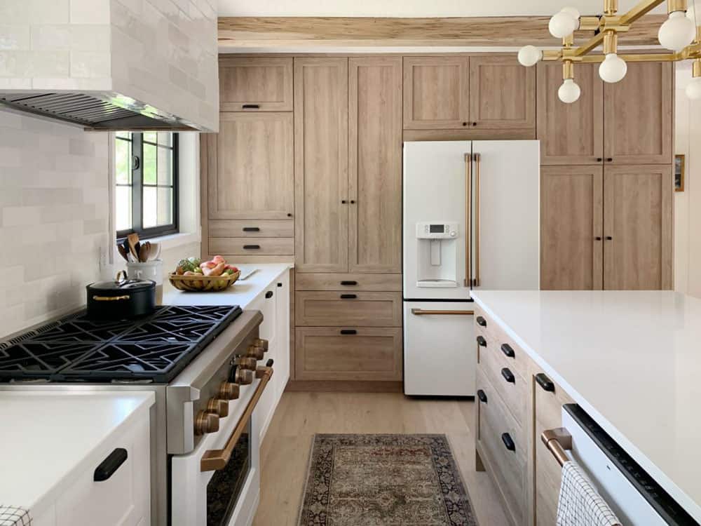 Thiết kế tủ bếp đẹp với gỗ OAK trắng
