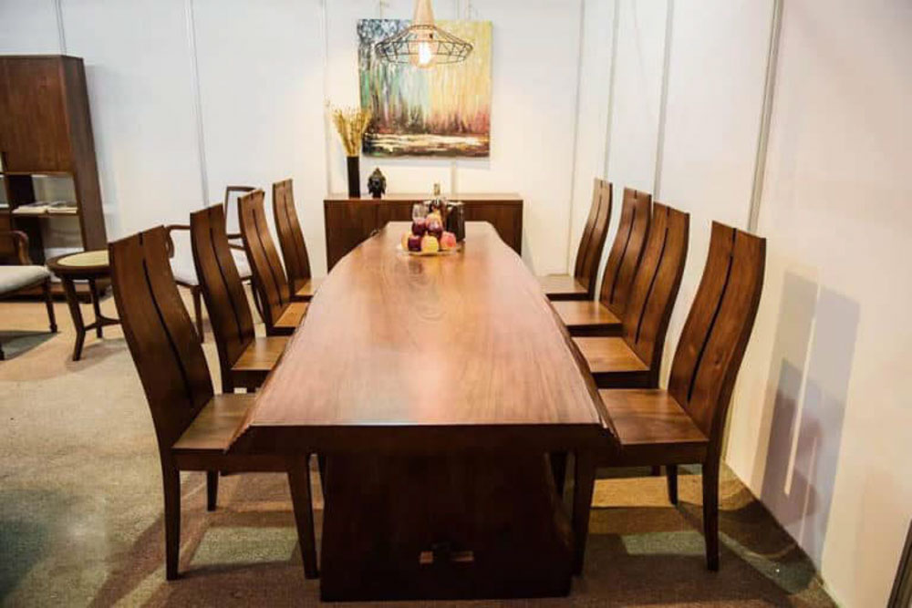 Mẫu bàn ghế được làm từ gỗ nguyên tấm tự nhiên