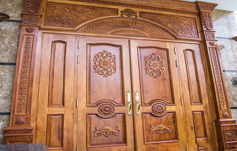 Mẫu cửa gỗ tự nhiên mang nét cổ kính và uy nghi