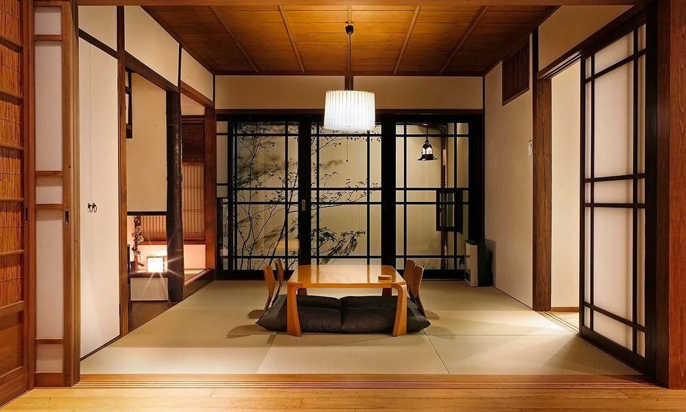 Không gian phòng khách kiểu Nhật ấm cúng với tông màu gỗ sáng kết hợp ánh đèn vàng