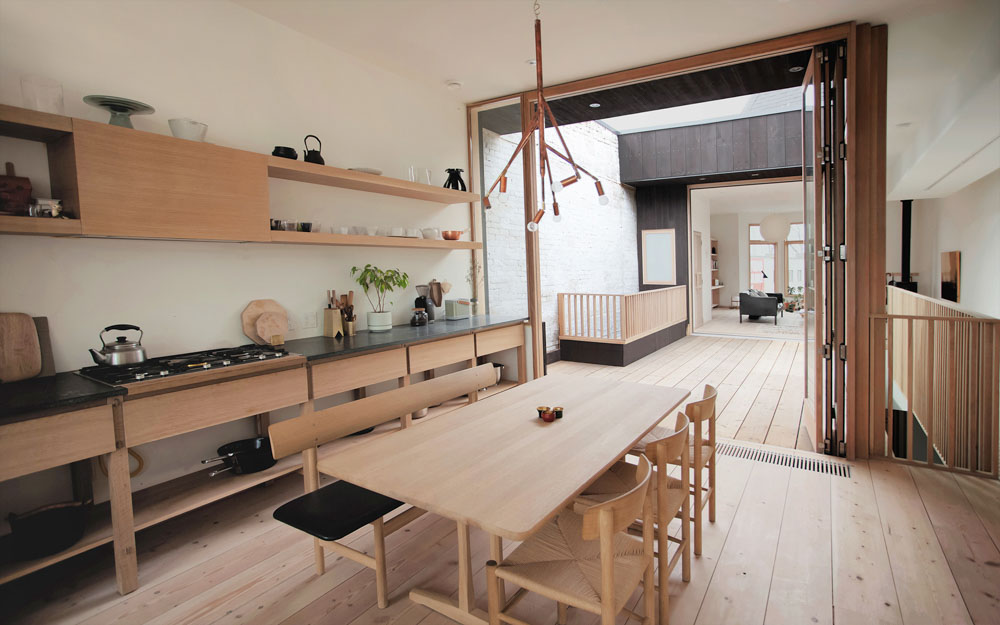 Nội thất gỗ tự nhiên mang tới sự hòa hợp với thiên nhiên trong phòng bếp Nhật