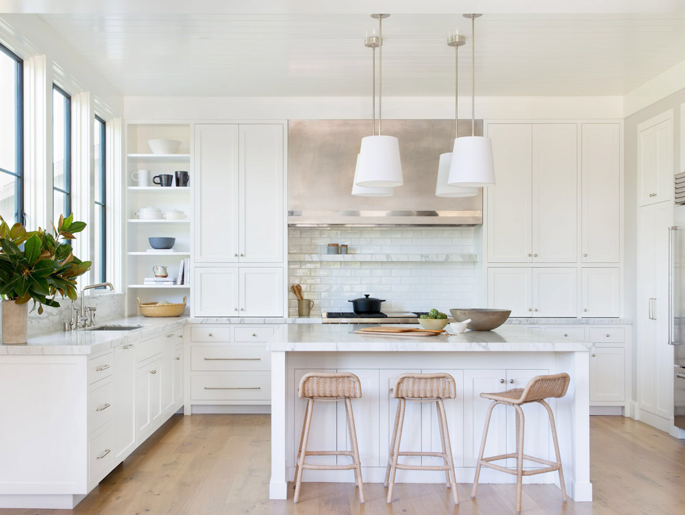 Phòng bếp màu trắng với cách bài trí đơn giản mà đẹp