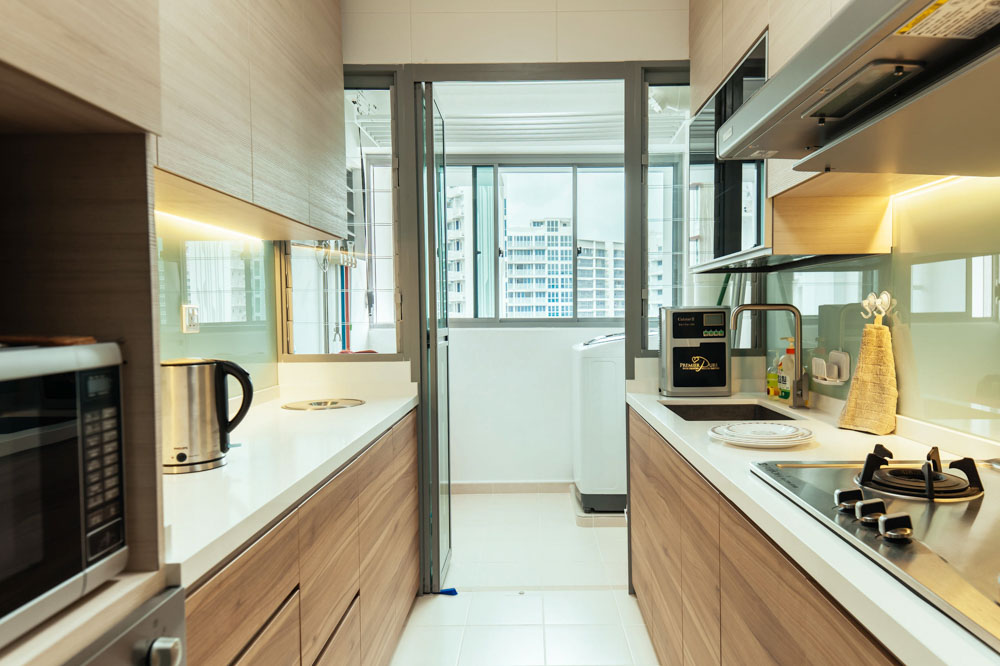 sử dụng ánh sáng hay là lựa chọn vật liệu bề mặt có độ bóng cao sẽ giúp căn bếp trở nên rộng rãi hơn.