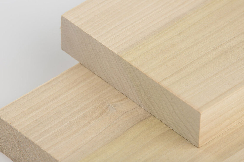 Loại gỗ này có tông màu sáng và đường vân thẳng