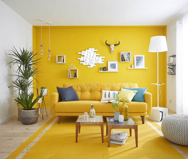 Sofa màu vàng trong phòng khách