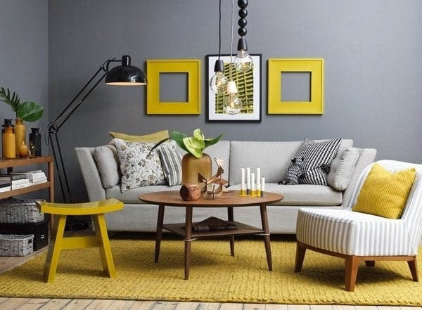Thảm màu vàng trong phòng khách