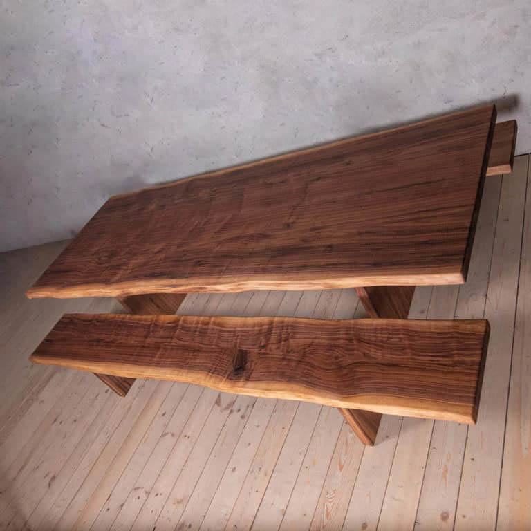 Mẫu bàn ghế được làm từ gỗ nguyên tấm tự nhiên