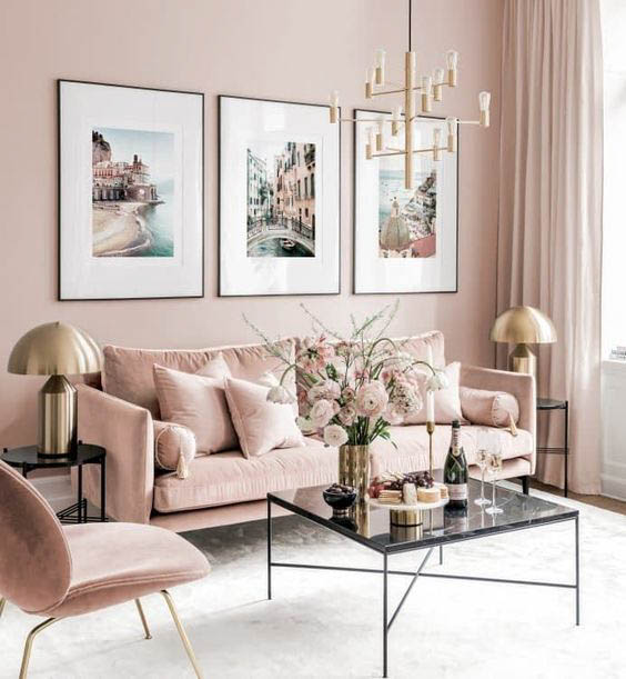 phòng khách nhỏ màu hồng phấn tạo cảm giác gần gũi, thân thuộc