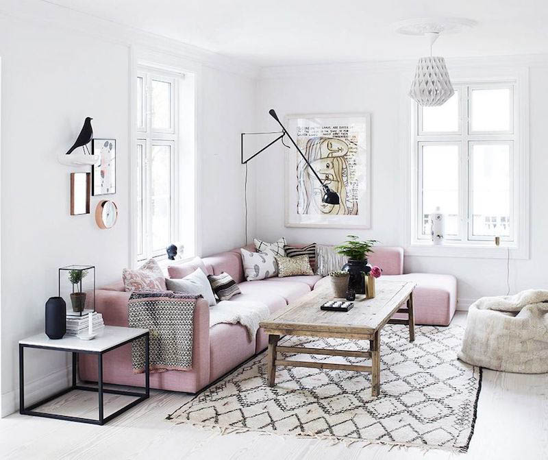 thiết kế phòng khách màu hồng với nội thất được phối màu một cách độc đáo