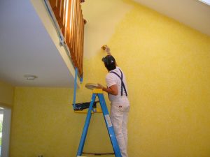 Trong quá trình thực hiện việc sửa nhà thì bạn cần phải đảm bảo cho bề mặt tường trước khi sơn sạch sẽ
