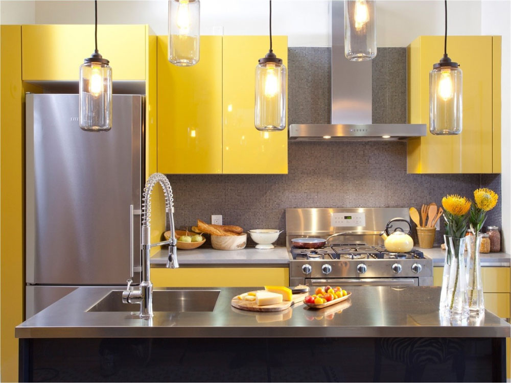 Tủ bếp màu vàng kết hợp với màu đen tạo được sự tương phản rõ rệt