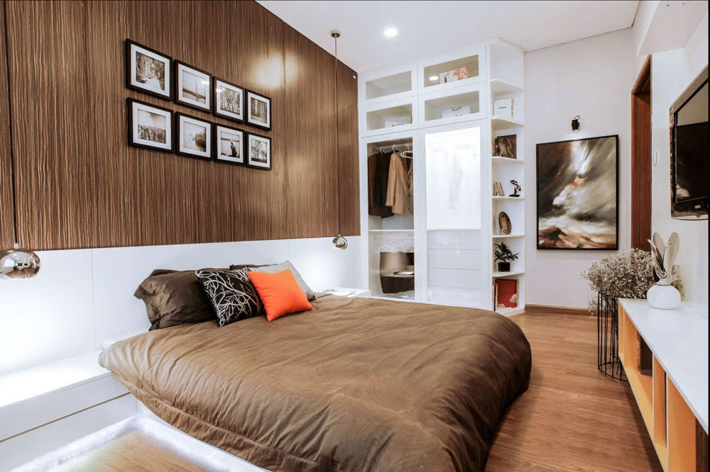 phòng ngủ nhà gỗ màu nâu kết hợp màu trắng