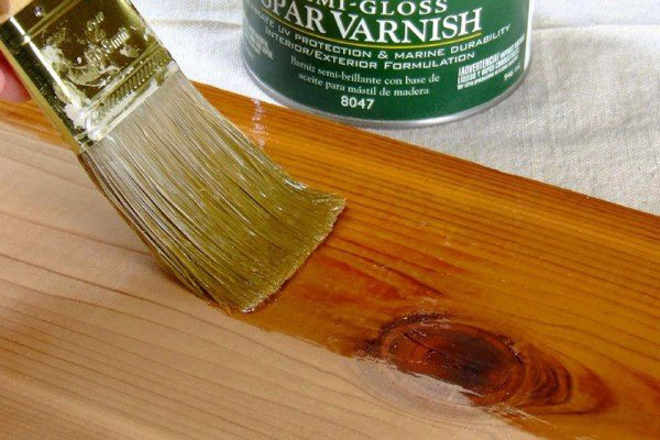 Quét sơn vecni lên trên bề mặt đồ gỗ để chống mối mọt