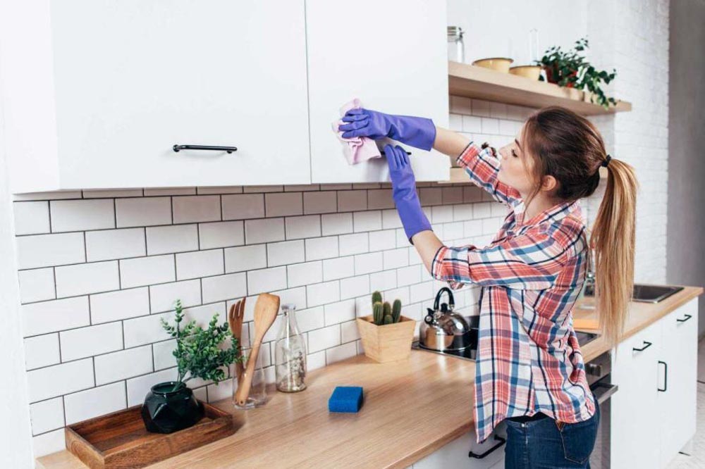 cách khử mùi ẩm mốc trong tủ bếp