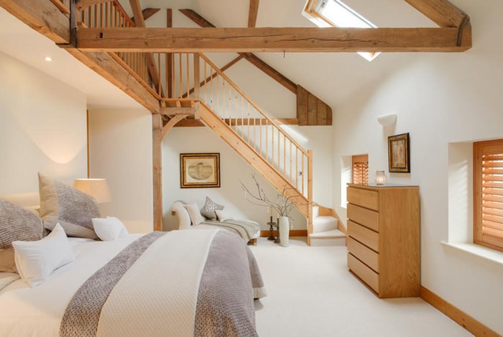 Thiết kế phòng ngủ có gác lửng đẹp với nội thất gỗ ấn tượng.