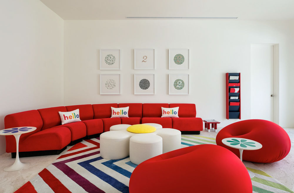 Sử dụng nội thất sofa đỏ thanh lịch