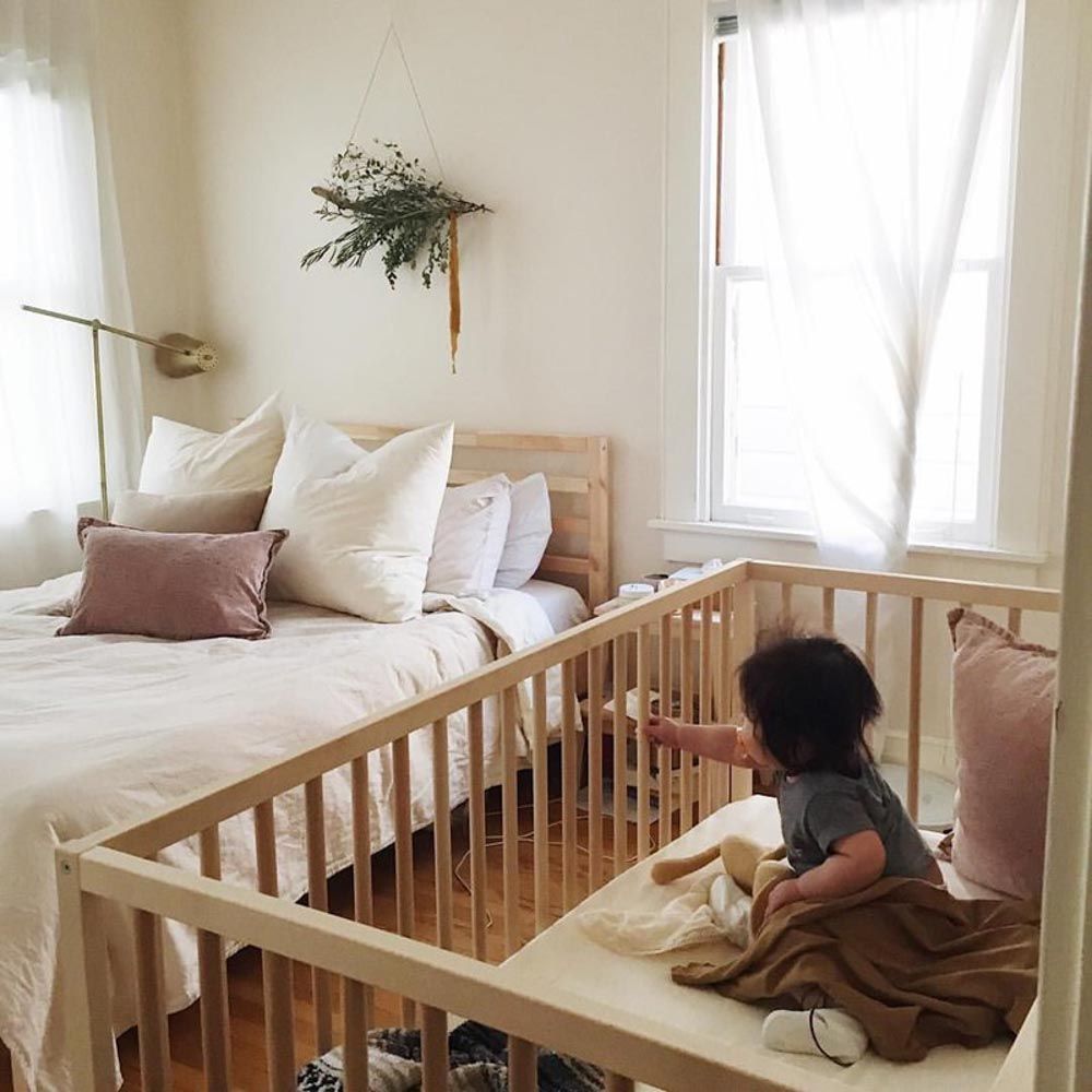Phòng ngủ cho bố mẹ và con có giường cũi cho bé dưới 3 tuổi