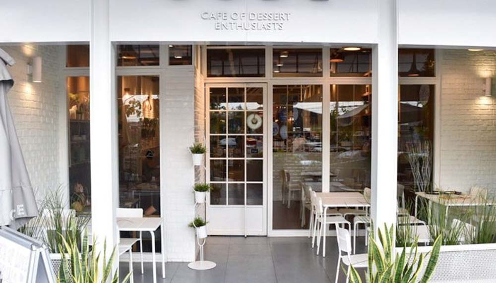 Ý tưởng thiết kế quán cafe vỉa hè phong cách tối giản